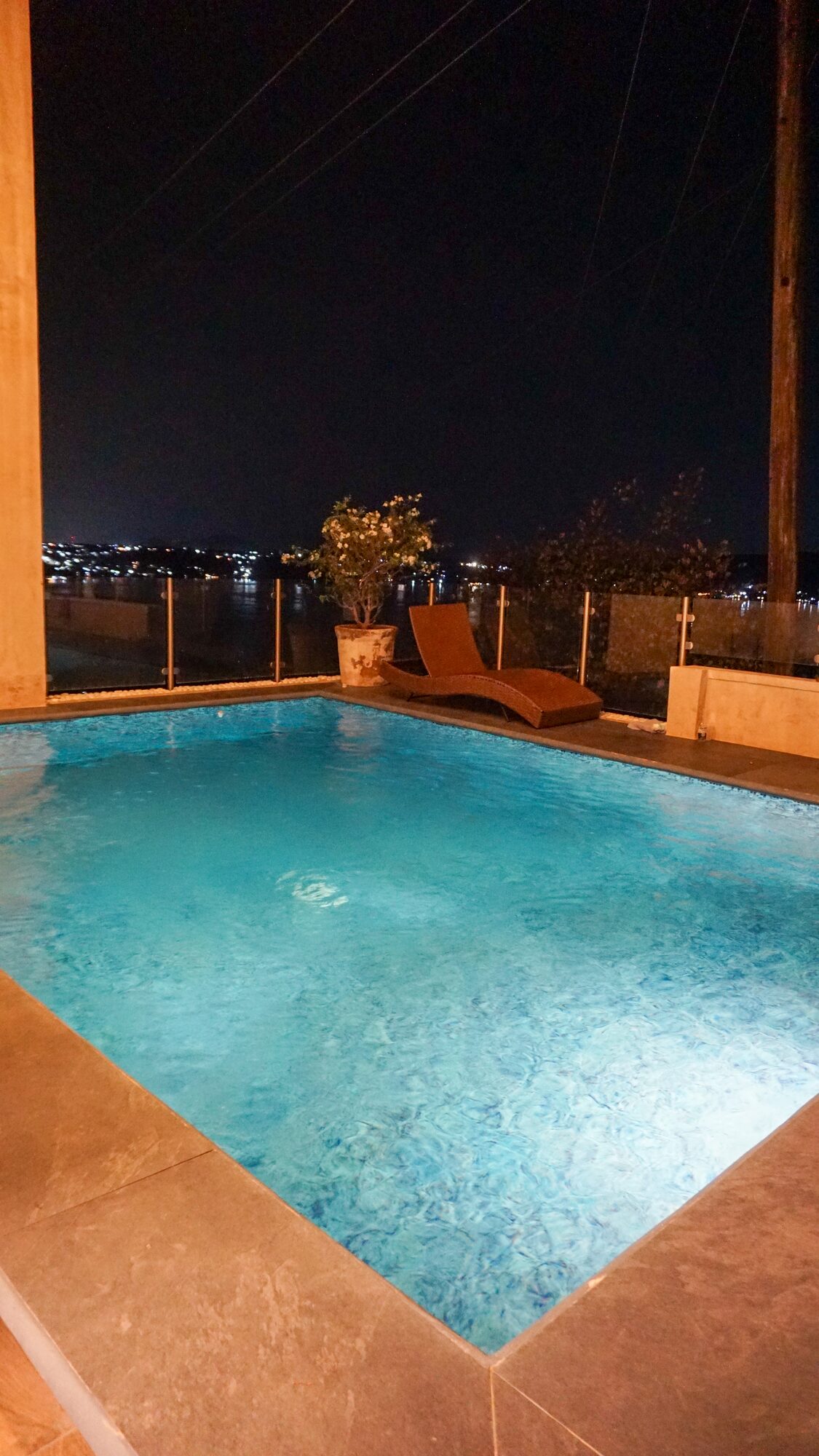 Alberca privada de noche con vista al lago — Casa Boutique Vista Lago