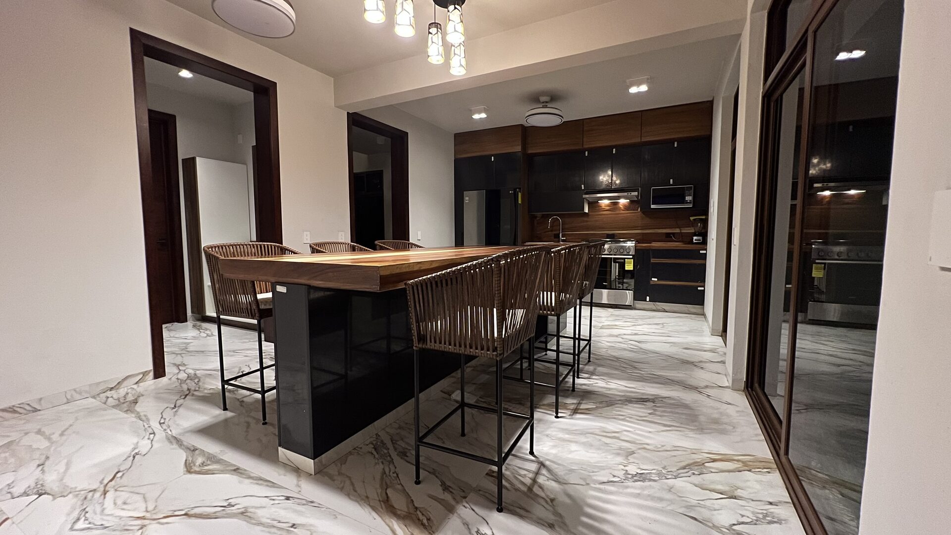 Cocina con isla y barra social para grupos — Casa Boutique Vista Lago Tequesquitengo