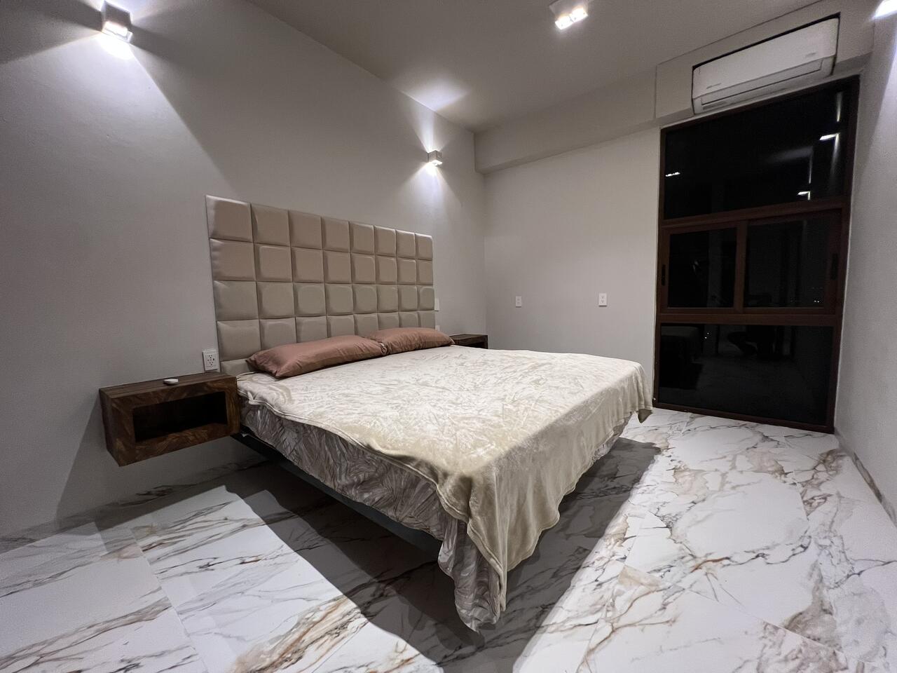 Habitación con cama king size amplia y aire acondicionado — Casa Boutique Vista Lago Tequesquitengo