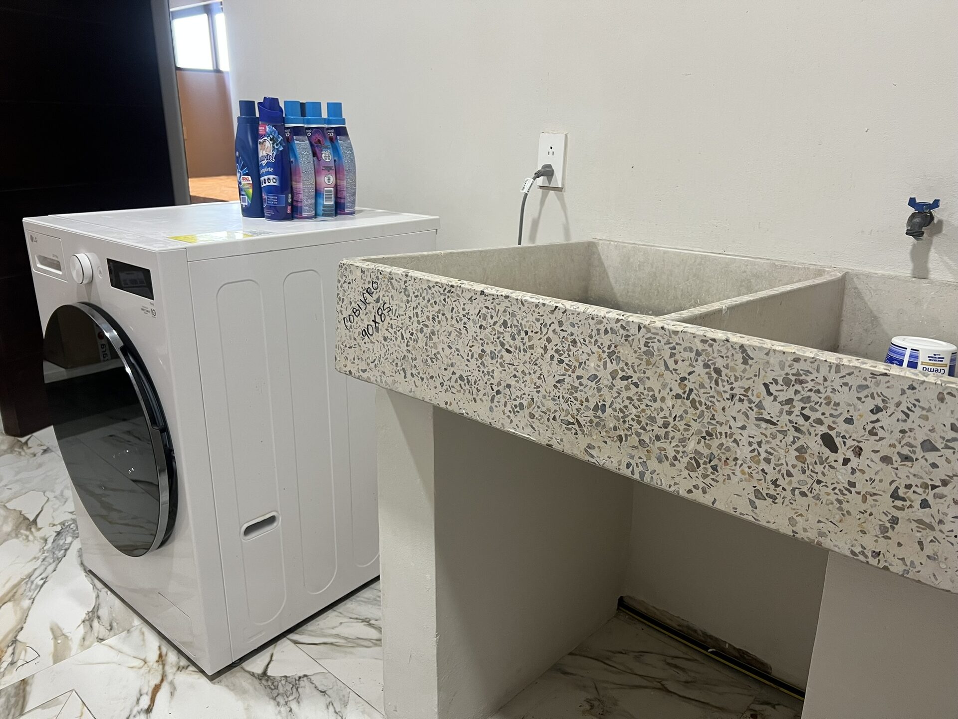 Área de lavado con lavadero amplio y lavadora — Casa Boutique Vista Lago Tequesquitengo