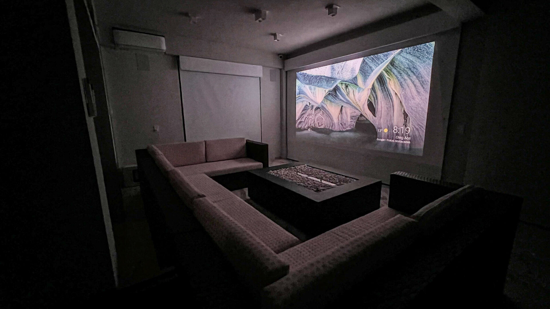 Sala con proyector y sillones — Casa Boutique Vista Lago