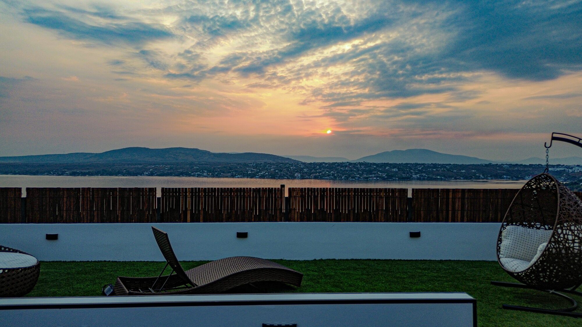 Roof con vista panorámica al lago al atardecer — Casa Boutique Vista Lago