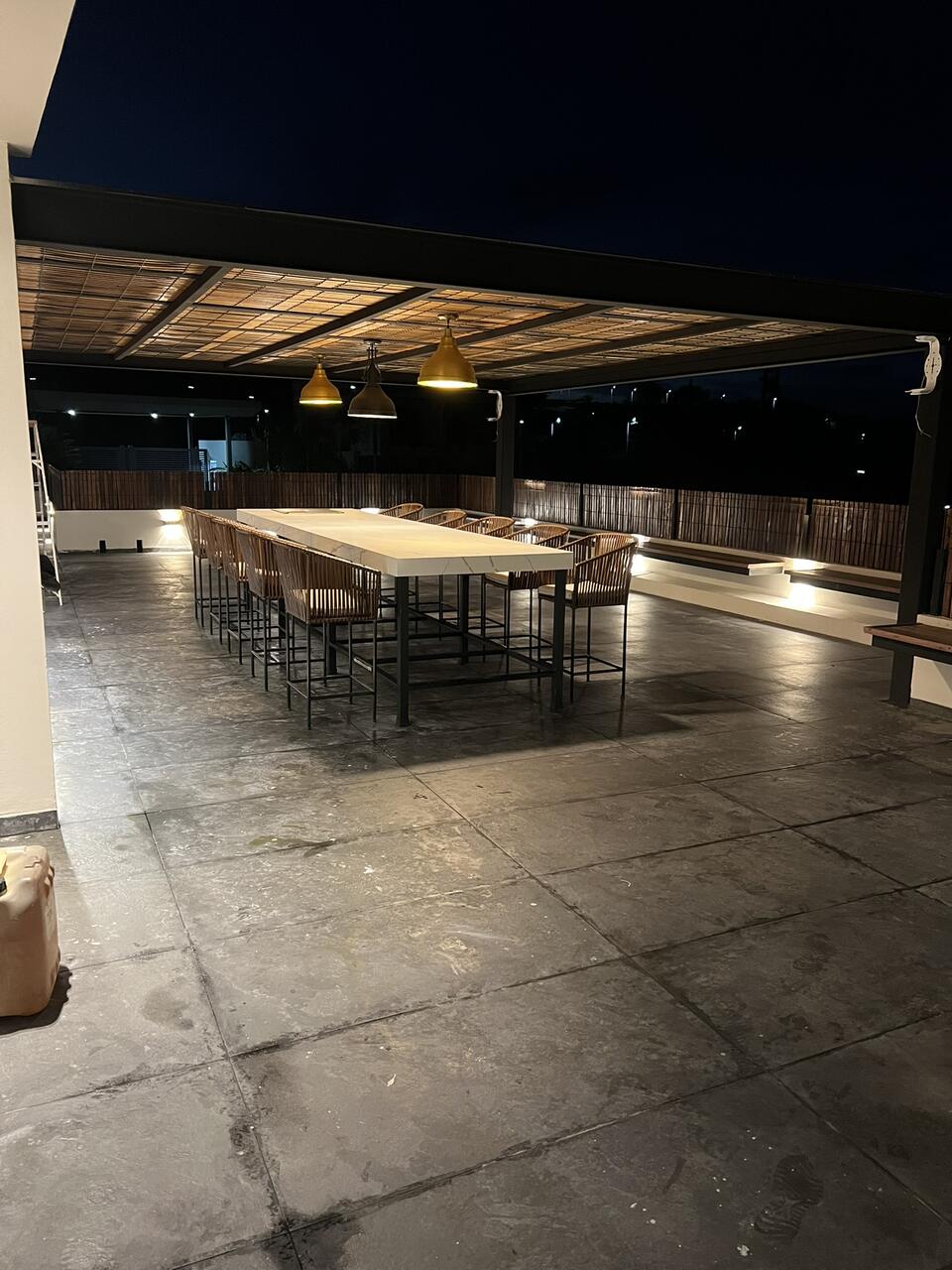 Rooftop iluminado con comedor y vista al lago de noche — Casa Boutique Vista Lago Tequesquitengo