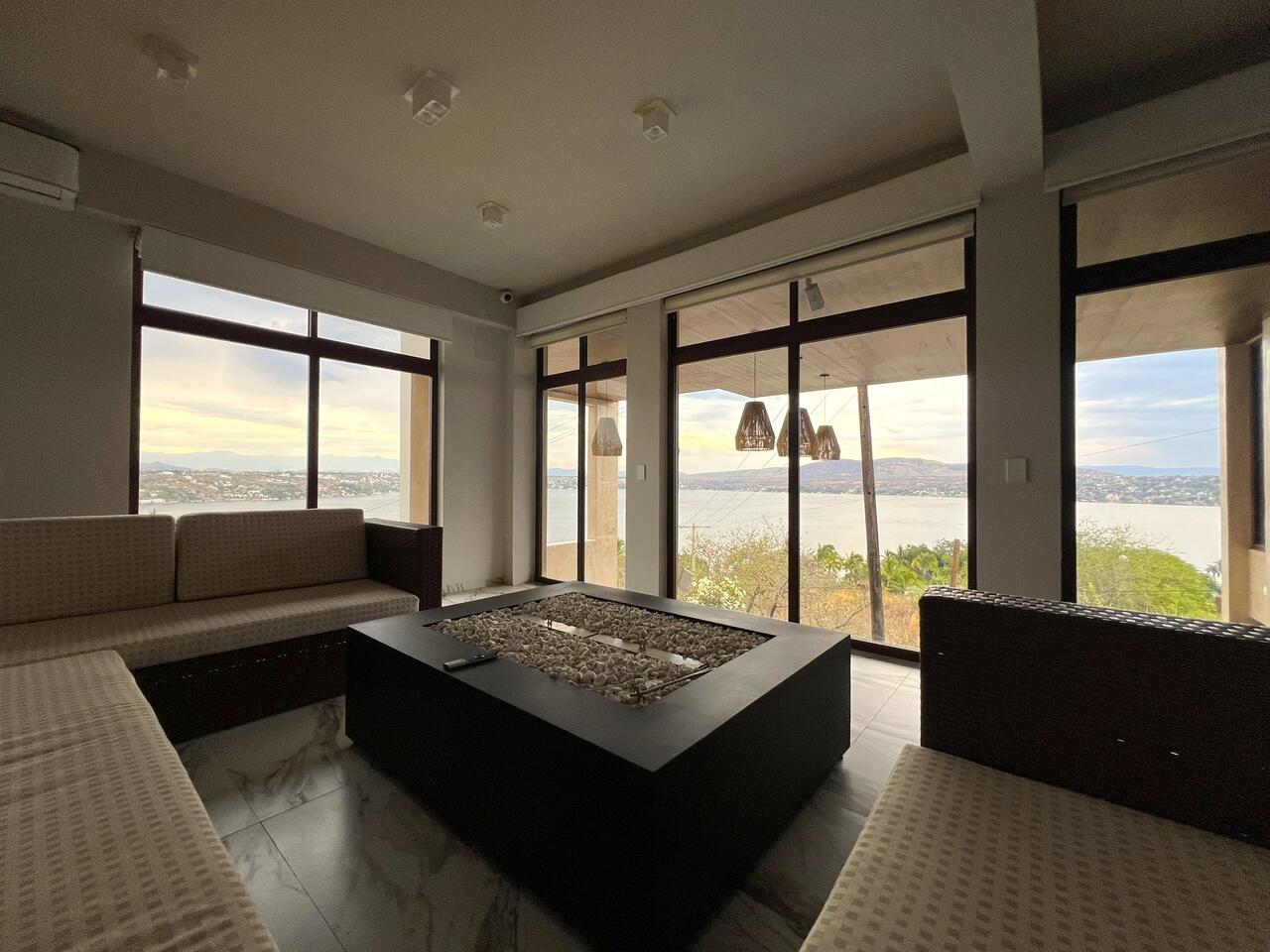 Sala con vista panorámica al lago en Casa Boutique Vista Lago Tequesquitengo