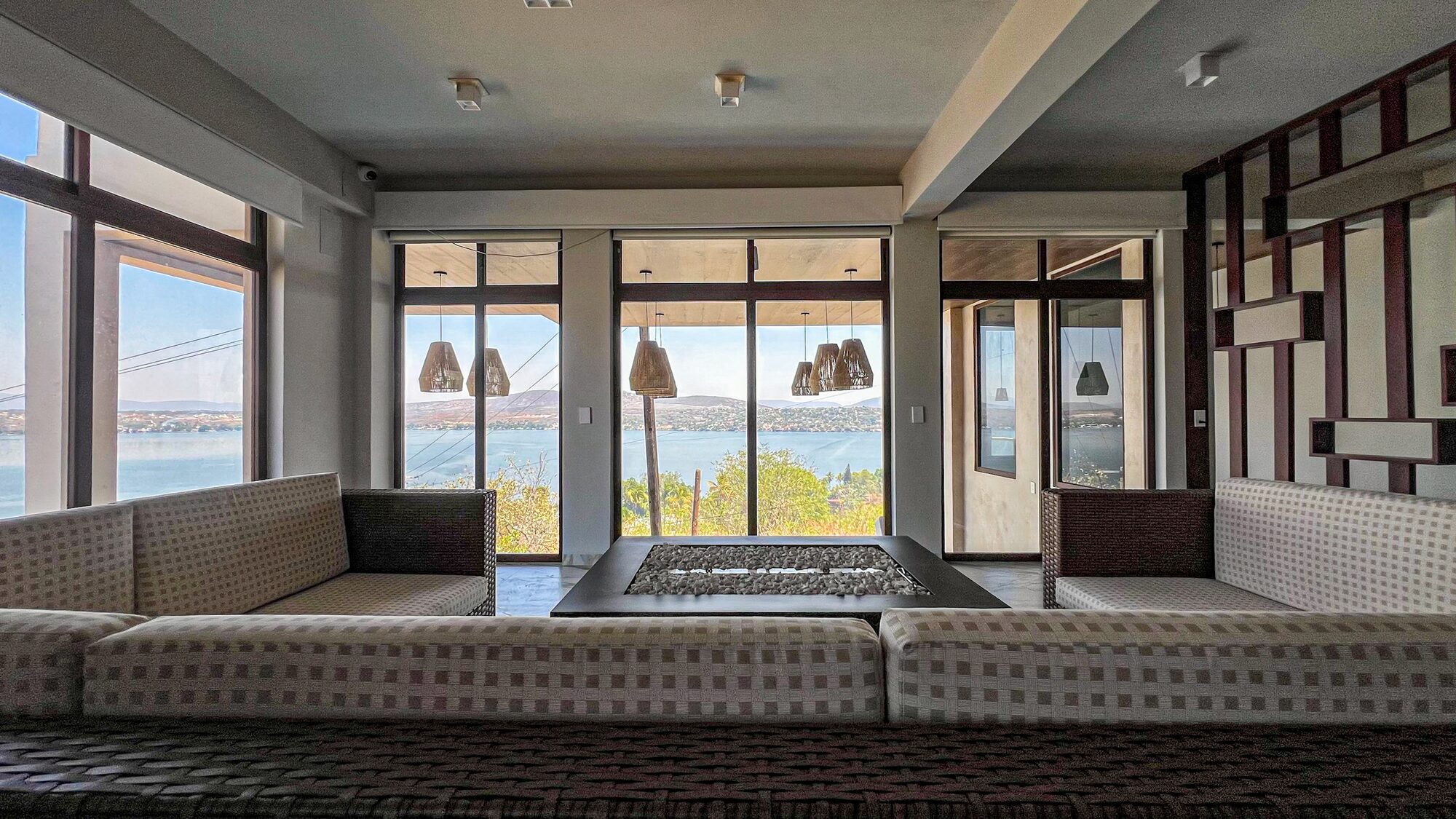 Sala de día con vista al lago — Casa Boutique Vista Lago
