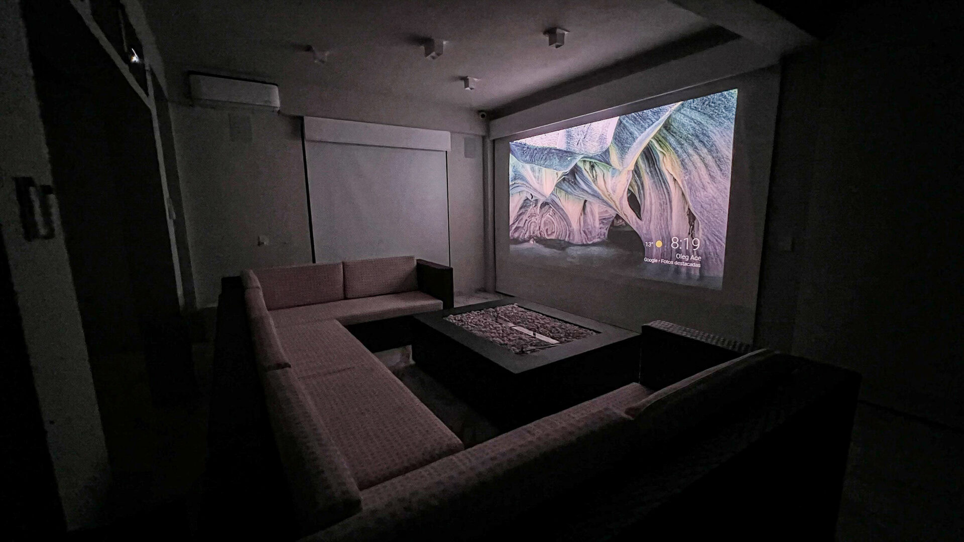 Sala de noche con proyector y ambiente lounge — Casa Boutique Vista Lago Tequesquitengo